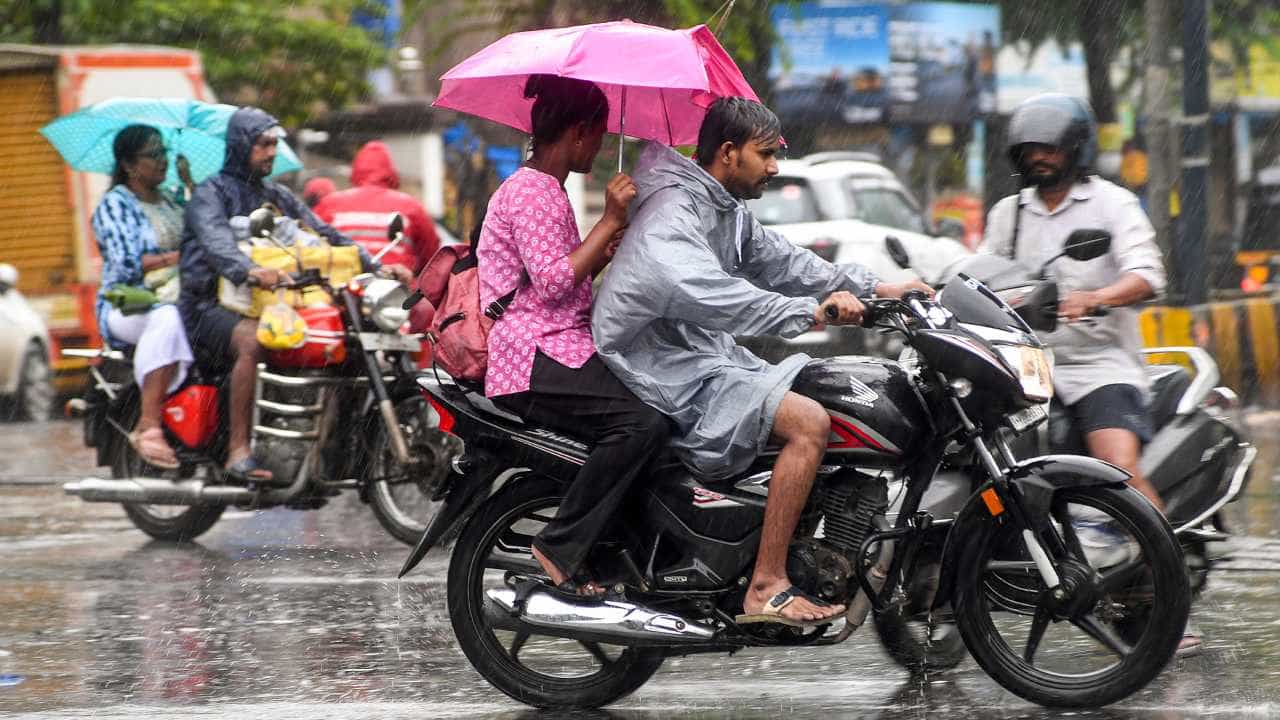 ಕರ್ನಾಟಕದ ಹವಾಮಾನ ಮುನ್ಸೂಚನೆ: ಕರಾವಳಿ, ದಕ್ಷಿಣ ಒಳನಾಡಿಗೆ ಮಳೆ ಅಲರ್ಟ್; ಬಳ್ಳಾರಿ ಸೇರಿ 4 ಜಿಲ್ಲೆಗಳಲ್ಲಿ ಒಣಹವೆ ಕರ್ನಾಟಕದ ಹವಾಮಾನ ಮುನ್ಸೂಚನೆ: ಕರಾವಳಿ, ದಕ್ಷಿಣ ಒಳನಾಡಿಗೆ ಮಳೆ ಅಲರ್ಟ್; ಬಳ್ಳಾರಿ ಸೇರಿ 4 ಜಿಲ್ಲೆಗಳಲ್ಲಿ ಒಣಹವೆ