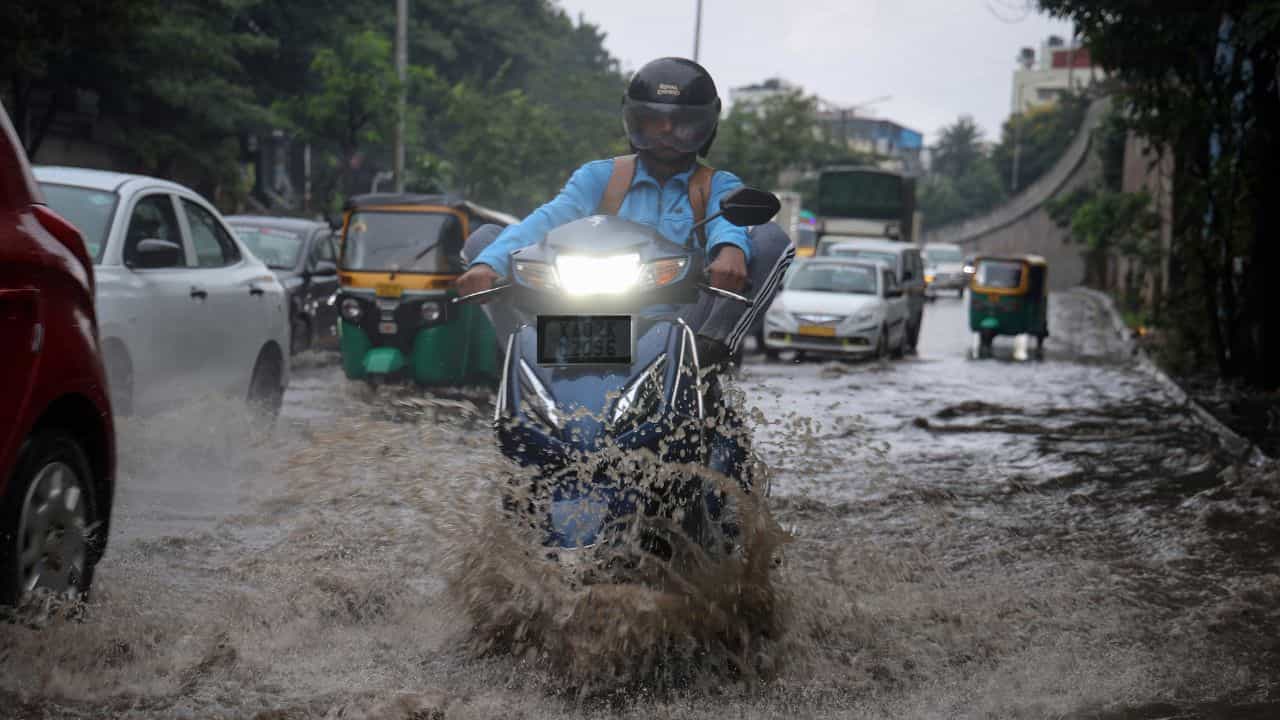 Karnataka Weather Forecast: ಅಕ್ಟೋಬರ್ 10ರ ವರೆಗೂ ಕರಾವಳಿಯಲ್ಲಿ ಮಳೆ; ನಾಳೆ 9 ಜಿಲ್ಲೆಗಳಿಗೆ ಯೆಲ್ಲೋ ಅಲರ್ಟ್ Karnataka Weather Forecast: ಅಕ್ಟೋಬರ್ 10ರ ವರೆಗೂ ಕರಾವಳಿಯಲ್ಲಿ ಮಳೆ; ನಾಳೆ 9 ಜಿಲ್ಲೆಗಳಿಗೆ ಯೆಲ್ಲೋ ಅಲರ್ಟ್