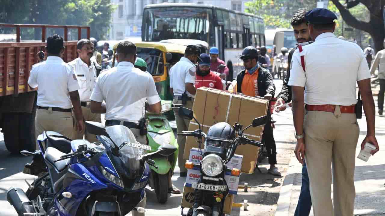 ಬೆಂಗಳೂರಿನಲ್ಲಿ ಟ್ರಾಫಿಕ್ ರೂಲ್ಸ್ ಪಾಲನೆಗೆ ವಾಹನ ಸವಾರರು ಅಸಡ್ಡೆ: ಎಂಟೇ ತಿಂಗಳಲ್ಲಿ 24.54 ಲಕ್ಷ ಕೇಸ್! ಬೆಂಗಳೂರಿನಲ್ಲಿ ಟ್ರಾಫಿಕ್ ರೂಲ್ಸ್ ಪಾಲನೆಗೆ ವಾಹನ ಸವಾರರು ಅಸಡ್ಡೆ: ಎಂಟೇ ತಿಂಗಳಲ್ಲಿ 24.54 ಲಕ್ಷ ಕೇಸ್!