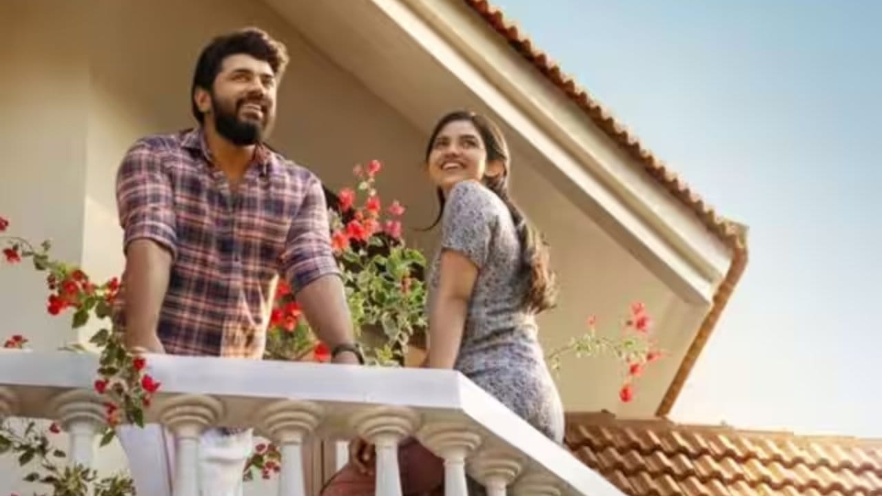 ನಿವಿನ್ ಪೋಲಿ, ಮಮಿತಾ ಬಿಜು ಒಟ್ಟಿಗೆ ನಟನೆ ಮಾಡಿರುವ ಮಲಯಾಳಂ ಸಿನಿಮಾ ‘ಬೆತ್ಲೆಹೆಮ್ ಕುಟುಂಬ ಯುನಿಟ್’ ಚಿತ್ರಮಂದಿರಗಳಲ್ಲಿ ಭರ್ಜರಿ ಹಿಟ್ ಆಗಿತ್ತು. ಇದೀಗ ಅದೇ ಸಿನಿಮಾ ಒಟಿಟಿಗೆ ಬಂದಿದೆ. ಜಿಯೋ ಹಾಟ್ಸ್ಟಾರ್ನಲ್ಲಿ ಸಿನಿಮಾ ನೋಡಬಹುದಾಗಿದೆ.