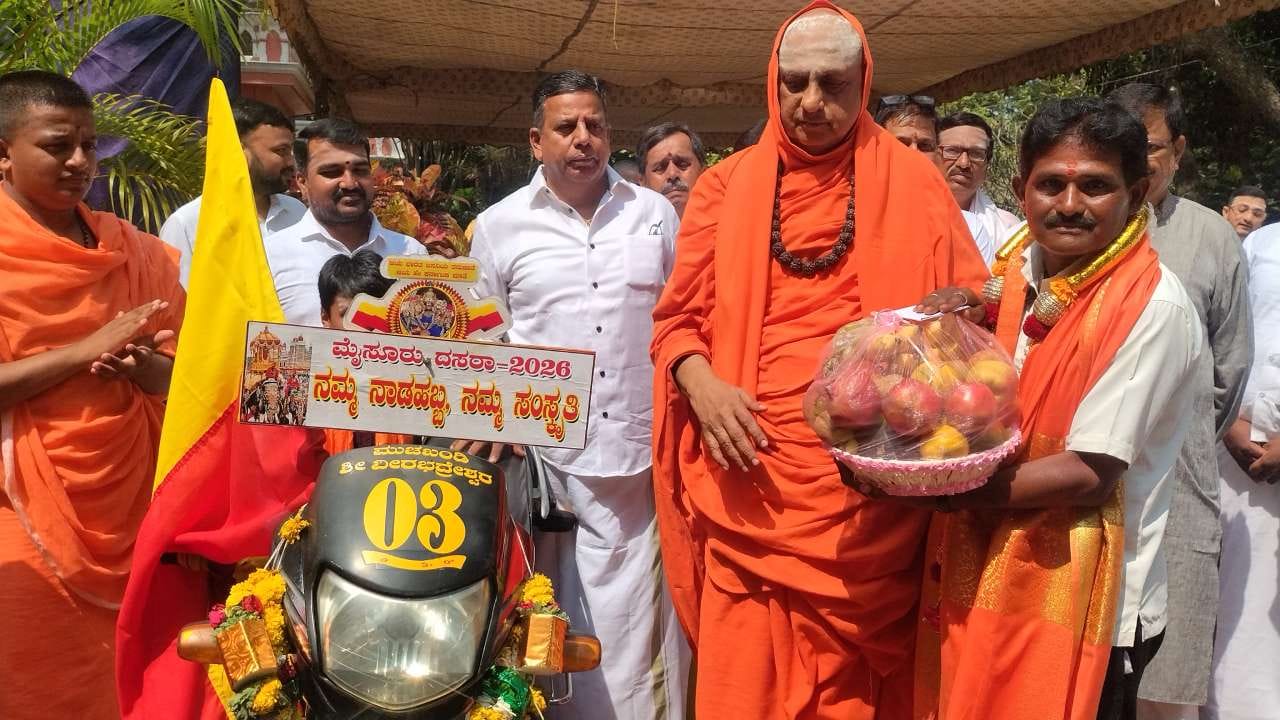 ಕೊಪ್ಪಳ, ಹೊಸಪೇಟೆ, ಚಿತ್ರದುರ್ಗ, ತುಮಕೂರು, ಶ್ರೀರಂಗಪಟ್ಟಣ, ಮೈಸೂರು ಅರಮನೆ ಮಾರ್ಗವಾಗಿ ಚಾಮುಂಡಿ ಬೆಟ್ಟ ತಲುಪಿದ್ದಾರೆ. ಬಳಿಕ ಚಾಮುಂಡಿ ದರ್ಶನ ಪಡೆದು, ನಂತರ ಸುತ್ತೂರು ಶ್ರೀಗಳ ಆಶೀರ್ವಾದ ಪಡೆದು ಬಂದಿದ್ದಾರೆ.