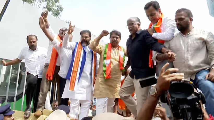 ಮಲ್ಲಿಕಾರ್ಜುನ ಖರ್ಗೆ ಹೇಳಿಕೆ ಖಂಡಿಸಿ ಬೆಂಗಳೂರಲ್ಲಿ ಬಿಜೆಪಿ ಪ್ರೊಟೆಸ್ಟ್: ಆಚಾರವಿಲ್ಲದ ನಾಲಿಗೆ ಎಂದು ಪೋಸ್ಟ್ ಮಾಡಿ ಕುಮಾರಸ್ವಾಮಿ ಕಿಡಿ