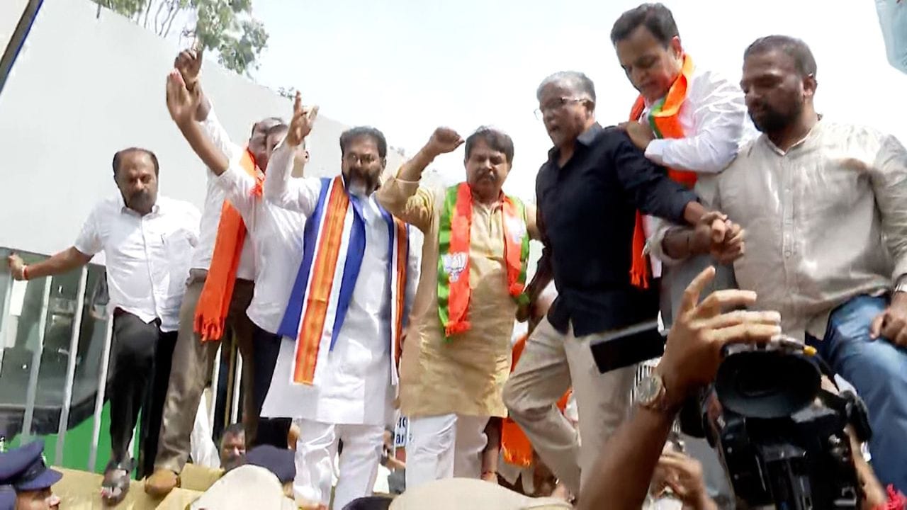 ಮಲ್ಲಿಕಾರ್ಜುನ ಖರ್ಗೆ ಹೇಳಿಕೆ ಖಂಡಿಸಿ ಬೆಂಗಳೂರಲ್ಲಿ ಬಿಜೆಪಿ ಪ್ರೊಟೆಸ್ಟ್: ಆಚಾರವಿಲ್ಲದ ನಾಲಿಗೆ ಎಂದು ಪೋಸ್ಟ್ ಮಾಡಿ ಕುಮಾರಸ್ವಾಮಿ ಕಿಡಿ ಮಲ್ಲಿಕಾರ್ಜುನ ಖರ್ಗೆ ಹೇಳಿಕೆ ಖಂಡಿಸಿ ಬೆಂಗಳೂರಲ್ಲಿ ಬಿಜೆಪಿ ಪ್ರೊಟೆಸ್ಟ್: ಆಚಾರವಿಲ್ಲದ ನಾಲಿಗೆ ಎಂದು ಪೋಸ್ಟ್ ಮಾಡಿ ಕುಮಾರಸ್ವಾಮಿ ಕಿಡಿ