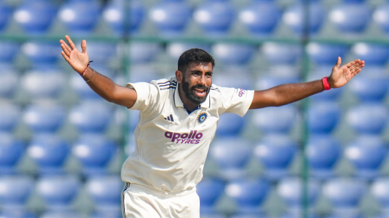 ಏಷ್ಯನ್ ಗೇಮ್ಸ್ ಬಳಿಕ ಬುಮ್ರಾ ವಿಶ್ರಾಂತಿಯಲ್ಲಿದ್ದರು. ವೆಸ್ಟ್ ಇಂಡೀಸ್ ವಿರುದ್ಧದ ಟಿ20 ಮತ್ತು ಏಕದಿನ ಸರಣಿಗಳಿಂದ ಅವರು ಹೊರಗುಳಿದಿದ್ದರು. ನ್ಯೂಜಿಲೆಂಡ್ ವಿರುದ್ಧದ ಟಿ20 ಹಾಗೂ ಏಕದಿನ ಸರಣಿಗಳಿಗೂ ಅವರನ್ನು ಆಯ್ಕೆ ಮಾಡಿಲ್ಲ. ಇದೀಗ ಟೆಸ್ಟ್ ಸರಣಿಗೂ ಮುನ್ನ ಅವರು ಮತ್ತೆ ಕಣಕ್ಕಿಳಿಯುವ ಸಾಧ್ಯತೆ ಅಭಿಮಾನಿಗಳಲ್ಲಿ ಕುತೂಹಲ ಮೂಡಿಸಿದೆ(PC-PTI).