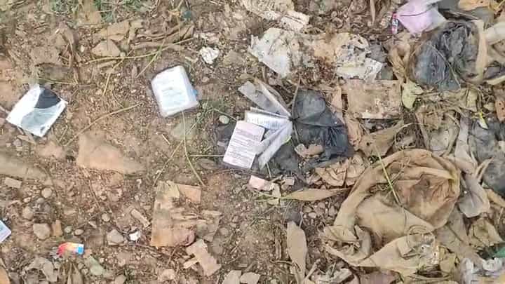 ಹಾಸನ: ಸಕಲೇಶಪುರದಲ್ಲಿ ನೂರಾರು ವೋಟರ್ ಐಡಿ, ಆಧಾರ್ ಹಾಗೂ ಪಾನ್ ಕಾರ್ಡ್ಗಳಿಗೆ ಬೆಂಕಿ! ಹಾಸನ: ಸಕಲೇಶಪುರದಲ್ಲಿ ನೂರಾರು ವೋಟರ್ ಐಡಿ, ಆಧಾರ್ ಹಾಗೂ ಪಾನ್ ಕಾರ್ಡ್ಗಳಿಗೆ ಬೆಂಕಿ!