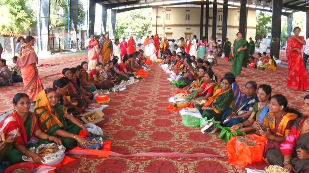 ಇನ್ಸ್ಟಾ, ರೀಲ್ಸ್ ಎಂಬ ಮಾಯಾ ಲೋಕದಲ್ಲಿ ಭಕ್ತಿ ಎನ್ನುವುದು ಮಾಯವಾಗುತ್ತಿದೆ. ಹೀಗಾಗಿ ಈಗಿನ ಪೀಳಿಗೆಗೆ ಭಾರತದ ಸಂಸ್ಕೃತಿ, ಗ್ರಾಮೀಣ ಭಾಗದ ಸೊಗಡಿನ ಮಹತ್ವ ಸಾರಲು ನಿಟ್ಟಿನಲ್ಲಿ ರಾಯಚೂರಿನಲ್ಲಿ ಅದ್ಧೂರಿ ಬುತ್ತಿ ಜಾತ್ರೆ ನಡೆಯಿತು. ಸಾವಿರಾರು ಮಹಿಳೆಯರು ತಲೆ ಮೇಲೆ ಬುತ್ತಿ ಹೊತ್ತು ತಂದು, ಪರಸ್ಪರ ಹಂಚಿಕೊಂಡು ಸಾಮೂಹಿಕ ಭೋಜನ ಸವಿದರು.