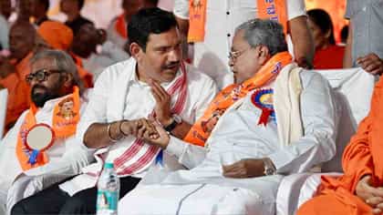 ಒಂದೇ ವೇದಿಕೆಯಲ್ಲಿ ಕಾಣಿಸಿಕೊಂಡ ವಿಜಯೇಂದ್ರ-ಸಿದ್ದರಾಮಯ್ಯ: ಅಕ್ಕಪಕ್ಕದಲ್ಲಿ ಕುಳಿತು ಕುಶಲೋಪರಿ
