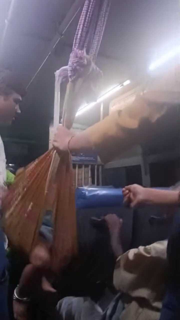 ಬಸ್ಸಿನಲ್ಲೇ ಜೋಳಿಗೆ ಕಟ್ಟಿ ಮಗುವನ್ನ ತೂಗಿದ ತಾಯಿ!