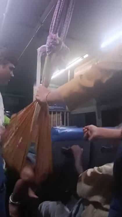 ಬಸ್ಸಿನಲ್ಲೇ ಜೋಳಿಗೆ ಕಟ್ಟಿ ಮಗುವನ್ನ ತೂಗಿದ ತಾಯಿ!
