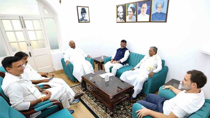 ಹೈಕಮಾಂಡ್ ಅಂಗಳಕ್ಕೆ ಸ್ಟಿಂಗ್ ಆಪರೇಷನ್: ಸ್ಫೋಟಕ ಮಾಹಿತಿ ಬಿಚ್ಚಿಟ್ಟ ಸಿದ್ದರಾಮಯ್ಯ ಹೈಕಮಾಂಡ್ ಅಂಗಳಕ್ಕೆ ಸ್ಟಿಂಗ್ ಆಪರೇಷನ್: ಸ್ಫೋಟಕ ಮಾಹಿತಿ ಬಿಚ್ಚಿಟ್ಟ ಸಿದ್ದರಾಮಯ್ಯ