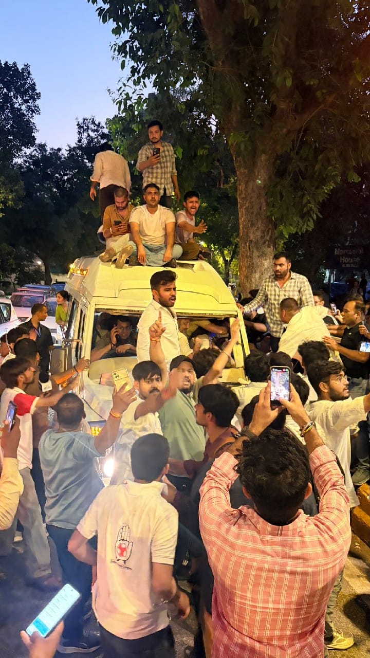 ರಾಹುಲ್ ಗಾಂಧಿಯಿದ್ದ ಪೊಲೀಸ್ ಬಸ್ ತಡೆದು, ಟೈರ್ ಪಂಚರ್ ಮಾಡಿದ ಯುವ ಕಾಂಗ್ರೆಸ್ ಕಾರ್ಯಕರ್ತರು