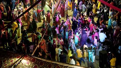 ವಿದ್ಯುತ್ ದೀಪ ಅಳವಡಿಸಿದ್ದ ಸ್ಟ್ಯಾಂಡ್ ಬಿದ್ದು ವಿದ್ಯಾರ್ಥಿನಿ ಸಾವು