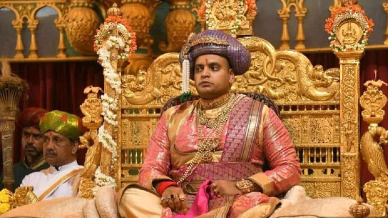 ಇತ್ತ ದಸರಾಗೆ ಅದ್ಧೂರಿ ಚಾಲನೆ ಸಿಕ್ಕರೆ, ಅತ್ತ ಅರಮನೆಯಲ್ಲೂ ಇಂದಿನಿಂದಲೇ ಪೂಜಾ ಕೈಂಕರ್ಯಗಳು ಆರಂಭವಾಗಿವೆ. ಕಂಕಣಧಾರಣೆ ಮಾಡಿರುವ ಯದುವೀರ್ ಒಡೆಯರ್, ಅರಮನೆಯಲ್ಲಿ ಖಾಸಗಿ ದರ್ಬಾರ್ ನಡೆಸಿದರು.