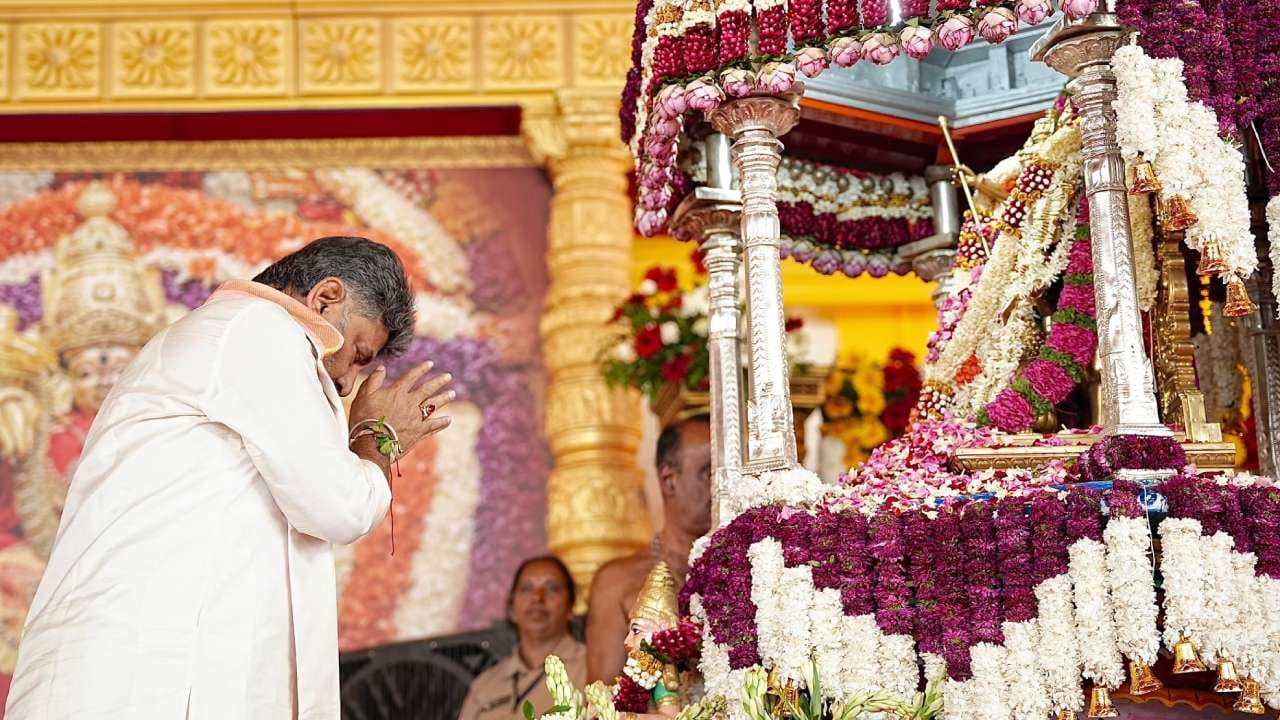 ದಸರಾ ಉದ್ಘಾಟನೆ ಬಳಿಕ ಮಾತನಾಡಿದ ಸಿಎಂ ಡಿಕೆ ಶಿವಕುಮಾರ್, ‘ಈ ಐತಿಹಾಸಿಕ ದಸರಾ ಮಹೋತ್ಸವದಲ್ಲಿ ಭಾಗಿಯಾಗಿರುವುದು ತಮ್ಮ ಬದುಕಿನ ಸ್ಮರಣೀಯ ಕ್ಷಣ ಹಾಗೂ ಪೂರ್ವಜನ್ಮದ ಪುಣ್ಯ. ನಾಡು ಕತ್ತಲೆಯಿಂದ ಬೆಳಕಿನ ಕಡೆಗೆ ಸಾಗಲಿ’ ಎಂದು ಹೇಳಿದರು.