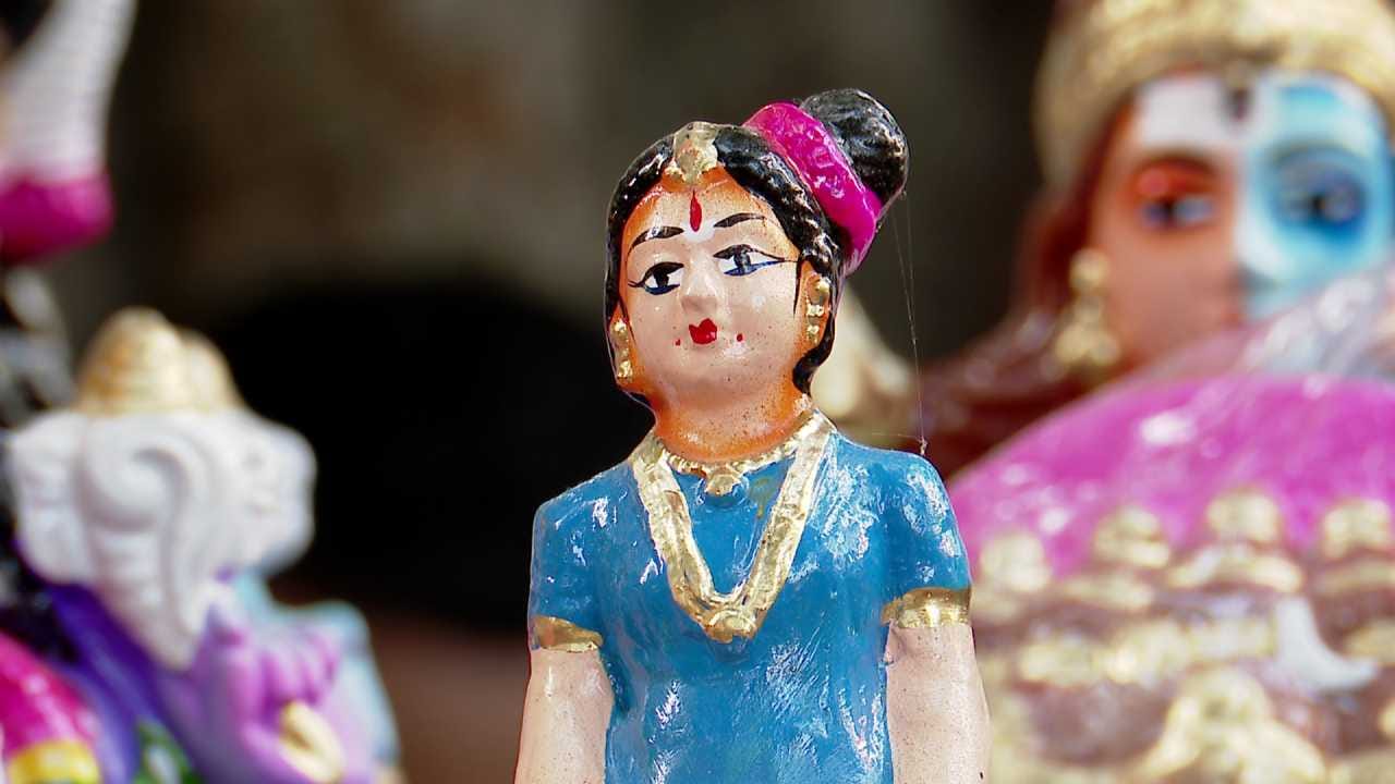ನಾಡಹಬ್ಬ ದಸರಾ ಮತ್ತು ನವರಾತ್ರಿ ಆಚರಣೆಗೆ ದಿನಗಣನೆ ಆರಂಭವಾಗುತ್ತಿದ್ದಂತೆ ರಾಜಧಾನಿ ಬೆಂಗಳೂರಿನಲ್ಲಿ ಹಬ್ಬದ ಸಂಭ್ರಮ ಹಾಗೂ ಸಿದ್ಧತೆಗಳು ಕಳೆಗಟ್ಟಿವೆ. ನವರಾತ್ರಿಯ ಒಂಬತ್ತು ದಿನಗಳನ್ನು ಅತ್ಯಂತ ವಿಶೇಷವಾಗಿ ಮತ್ತು ಸಾಂಪ್ರದಾಯಿಕವಾಗಿ ಆಚರಿಸಲು ಸಾರ್ವಜನಿಕರು ಹಾಗೂ ಭಕ್ತಾದಿಗಳು ಈಗಾಗಲೇ ಎಲ್ಲಾ ರೀತಿಯ ಮುನ್ನೆಚ್ಚರಿಕಾ ಸಿದ್ಧತೆಗಳನ್ನು ಮಾಡಿಕೊಳ್ಳುತ್ತಿದ್ದಾರೆ.
