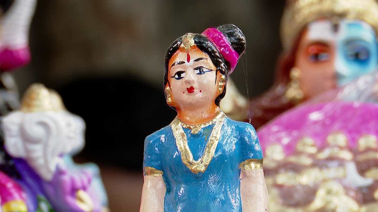 ನಾಡಹಬ್ಬ ದಸರಾ ಮತ್ತು ನವರಾತ್ರಿ ಆಚರಣೆಗೆ ದಿನಗಣನೆ ಆರಂಭವಾಗುತ್ತಿದ್ದಂತೆ ರಾಜಧಾನಿ ಬೆಂಗಳೂರಿನಲ್ಲಿ ಹಬ್ಬದ ಸಂಭ್ರಮ ಹಾಗೂ ಸಿದ್ಧತೆಗಳು ಕಳೆಗಟ್ಟಿವೆ. ನವರಾತ್ರಿಯ ಒಂಬತ್ತು ದಿನಗಳನ್ನು ಅತ್ಯಂತ ವಿಶೇಷವಾಗಿ ಮತ್ತು ಸಾಂಪ್ರದಾಯಿಕವಾಗಿ ಆಚರಿಸಲು ಸಾರ್ವಜನಿಕರು ಹಾಗೂ ಭಕ್ತಾದಿಗಳು ಈಗಾಗಲೇ ಎಲ್ಲಾ ರೀತಿಯ ಮುನ್ನೆಚ್ಚರಿಕಾ ಸಿದ್ಧತೆಗಳನ್ನು ಮಾಡಿಕೊಳ್ಳುತ್ತಿದ್ದಾರೆ.