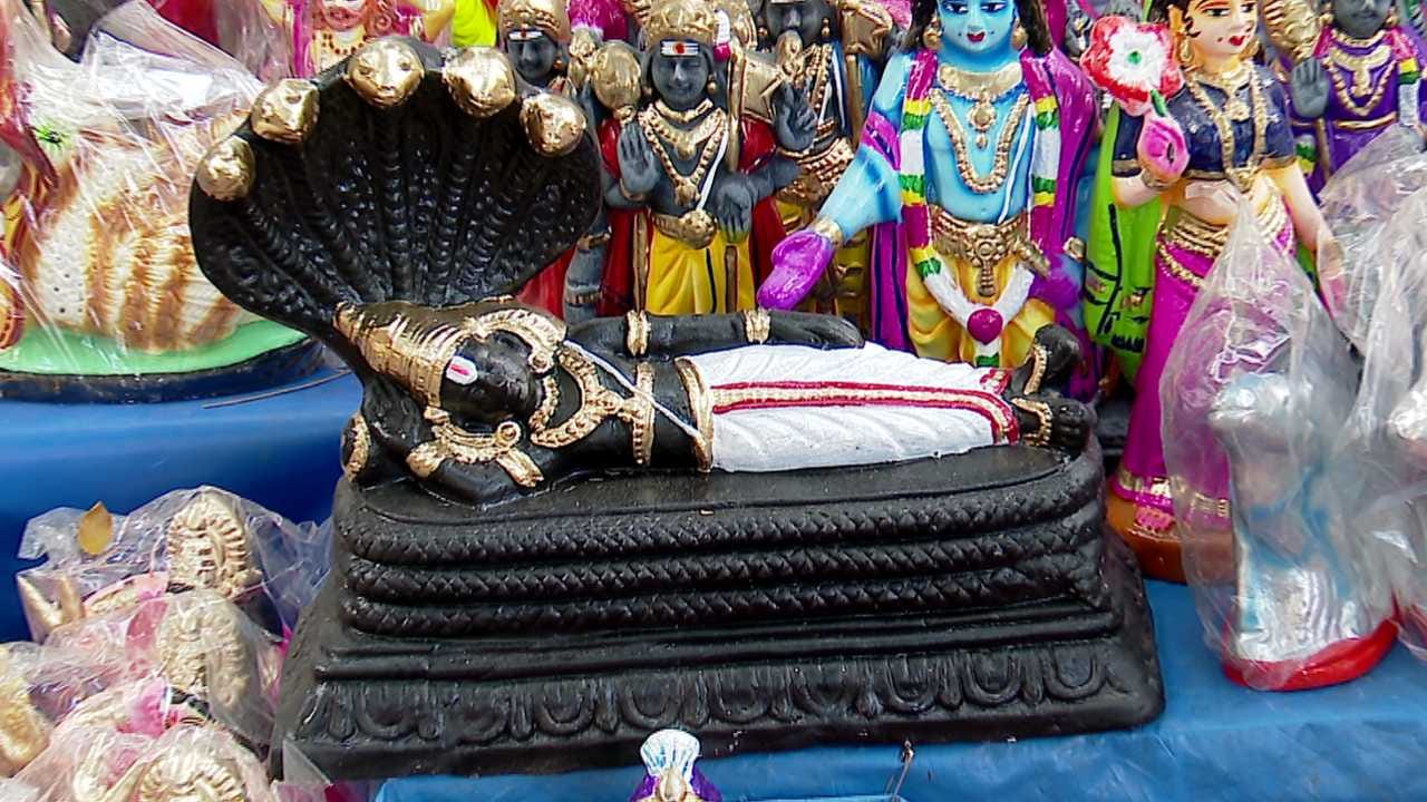 ನವರಾತ್ರಿಯ ಪ್ರಮುಖ ಆಕರ್ಷಣೆಯಾದ 'ಗೊಂಬೆ ಕೂರಿಸುವ' ಸಂಪ್ರದಾಯಕ್ಕಾಗಿ ಗಾಂಧಿ ಬಜಾರ್ ಸೇರಿದಂತೆ ಬೆಂಗಳೂರಿನ ವಿವಿಧ ಪ್ರಮುಖ ಮಾರುಕಟ್ಟೆಗಳಿಗೆ ಬಣ್ಣಬಣ್ಣದ ಹಾಗೂ ಚಿತ್ತಾಕರ್ಷಕ ಗೊಂಬೆಗಳು ಲಗ್ಗೆಯಿಟ್ಟಿವೆ. ಸಣ್ಣ ಗಾತ್ರದಿಂದ ಹಿಡಿದು ಬೃಹತ್ ಗಾತ್ರದವರೆಗಿನ ವಿಭಿನ್ನ ವಿನ್ಯಾಸದ ಗೊಂಬೆಗಳು ಗ್ರಾಹಕರನ್ನು ವಿಶೇಷವಾಗಿ ಆಕರ್ಷಿಸುತ್ತಿದ್ದು, ವ್ಯಾಪಾರ ವಹಿವಾಟು ಭರದಿಂದ ಸಾಗಿದೆ.

