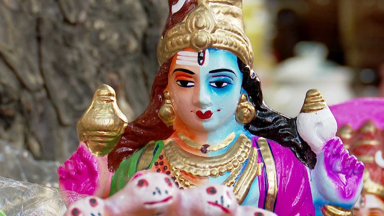 ಕಳೆದ ವರ್ಷಕ್ಕೆ ಹೋಲಿಸಿದರೆ ಈ ಬಾರಿ ಕಚ್ಚಾವಸ್ತುಗಳ ವೆಚ್ಚ ಹೆಚ್ಚಾಗಿರುವುದರಿಂದ ಗೊಂಬೆಗಳ ಬೆಲೆಯಲ್ಲಿ ಕೊಂಚ ಏರಿಕೆಯಾಗಿದೆ ಎಂದು ವ್ಯಾಪಾರಿ ಸುಮಲತಾ ತಿಳಿಸಿದ್ದಾರೆ. ಗ್ರಾಹಕರು ಡಿಜಿಟಲ್ ಇ-ಕಾಮರ್ಸ್ ಅಥವಾ ಆನ್‌ಲೈನ್ ವೇದಿಕೆಗಳ ಮೊರೆಹೋಗದೆ, ಸ್ಥಳೀಯ ಮಾರುಕಟ್ಟೆ ಹಾಗೂ ಅಂಗಡಿಗಳಿಗೆ ಖುದ್ದಾಗಿ ಭೇಟಿ ನೀಡಿ ಖರೀದಿ ಮಾಡುವ ಮೂಲಕ ಸಣ್ಣ ವ್ಯಾಪಾರಿಗಳನ್ನು ಪ್ರೋತ್ಸಾಹಿಸಬೇಕೆಂದು ಮನವಿ ಮಾಡಿದ್ದಾರೆ.
