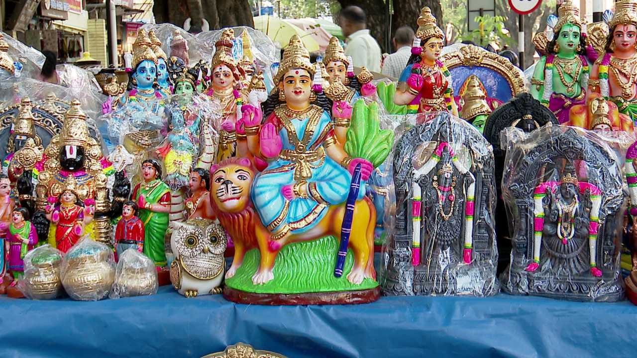 ನವರಾತ್ರಿಯಲ್ಲಿ ಗೊಂಬೆಗಳನ್ನು ಜೋಡಿಸುವ ಪದ್ಧತಿಯು ಕೇವಲ ಒಂದು ಆಚರಣೆಯಷ್ಟೇ ಅಲ್ಲದೆ, ಪ್ರಕೃತಿ ಮತ್ತು ಮಾನವ ಜೀವನದ ಮಹತ್ವದ ಸಂದೇಶವನ್ನು ನೀಡುತ್ತದೆ. ಸೃಷ್ಟಿಯಲ್ಲಿ ದೇವರ ಸ್ಥಾನದಿಂದ ಹಿಡಿದು ಸಣ್ಣ ಜೀವಿಗಳವರೆಗೆ ಪ್ರತಿಯೊಂದಕ್ಕೂ ತನ್ನದೇ ಆದ ಪ್ರಾಮುಖ್ಯತೆಯಿದೆ, ಯಾವುದನ್ನೂ ತುಚ್ಛವಾಗಿ ನೋಡಬಾರದು ಮತ್ತು ಸಕಲವೂ ದೈವಿಕ ಅಂಶವೇ ಎಂಬ ಉದಾತ್ತ ಚಿಂತನೆಯನ್ನು ಇದು ಸಾರುತ್ತದೆ.

