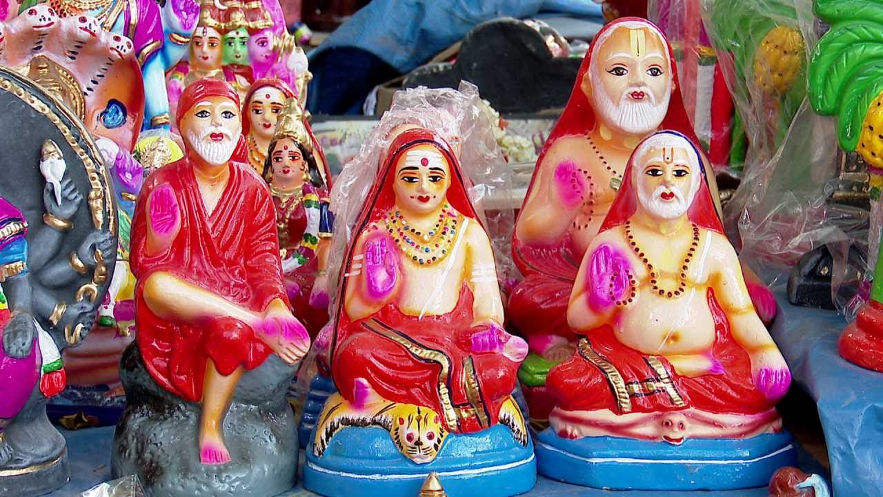 ನವರಾತ್ರಿ ಗೊಂಬೆ ಅಲಂಕಾರದಲ್ಲಿ ಕೇವಲ ದೇವತೆಗಳ ಮೂರ್ತಿಗಳು ಮಾತ್ರವಲ್ಲದೆ, ಸಾಧು-ಸಂತರು, ರಾಷ್ಟ್ರಪುರುಷರು, ಸಾಮಾನ್ಯ ಮನುಷ್ಯರ ದಿನನಿತ್ಯದ ಜೀವನಶೈಲಿ, ಹಳ್ಳಿಯ ನೈಜ ಬದುಕು, ಕೃಷಿ ಪದ್ಧತಿ, ವ್ಯಾಪಾರ, ಕ್ರೀಡೆ, ವಿವಿಧ ಉದ್ಯೋಗಗಳ ಚಿತ್ರಣ ಹಾಗೂ ಪಶು-ಪಕ್ಷಿಗಳ ಪ್ರತಿಕೃತಿಗಳಿಗೂ ಸ್ಥಾನ ನೀಡಲಾಗುತ್ತದೆ. ಇದು ಭಾರತೀಯ ಸಂಸ್ಕೃತಿಯ ಜೀವನ ವೈವಿಧ್ಯತೆಯನ್ನು ಸಂಪೂರ್ಣವಾಗಿ ಬಿಂಬಿಸುತ್ತದೆ.
