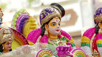 ಗಾಂಧಿ ಬಜಾರ್‌ನಲ್ಲಿ ಕಣ್ಣುಕೋರೈಸುತ್ತಿವೆ ಬಣ್ಣಬಣ್ಣದ ಗೊಂಬೆಗಳು!
