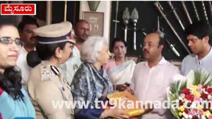 ವಿಶ್ವವಿಖ್ಯಾತ ಮೈಸೂರು ದಸರಾ ಮಹೋತ್ಸವ-2026: ರಾಜವಂಶಸ್ಥರಿಗೆ ಆಹ್ವಾನ ಪತ್ರಿಕೆ ನೀಡಿದ ಜಿಲ್ಲಾಡಳಿತ