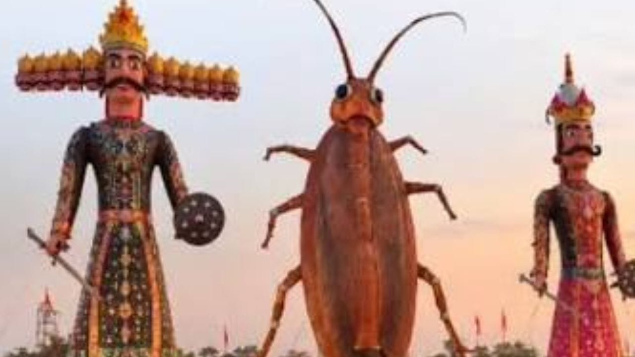 ದೆಹಲಿಯ ದಸರಾ ಮಹೋತ್ಸವದಲ್ಲಿ ರಾವಣನ ಜೊತೆ 30 ಅಡಿ ಎತ್ತರದ ‘ಕಾಕ್ರೋಚ್’ ಪ್ರತಿಕೃತಿ ದಹನ