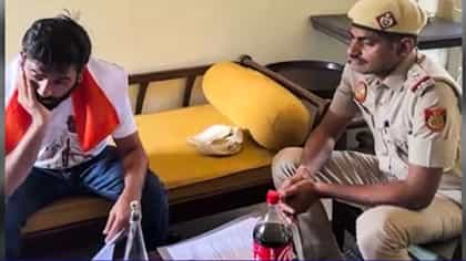ಅಭಿಜಿತ್ ದೀಪ್ಕೆ ಮನೆಗೆ ಪೊಲೀಸ್ ಭೇಟಿ; ತಿರಂಗ ಯಾತ್ರೆ ನಡೆಸದಂತೆ ನೋಟಿಸ್
