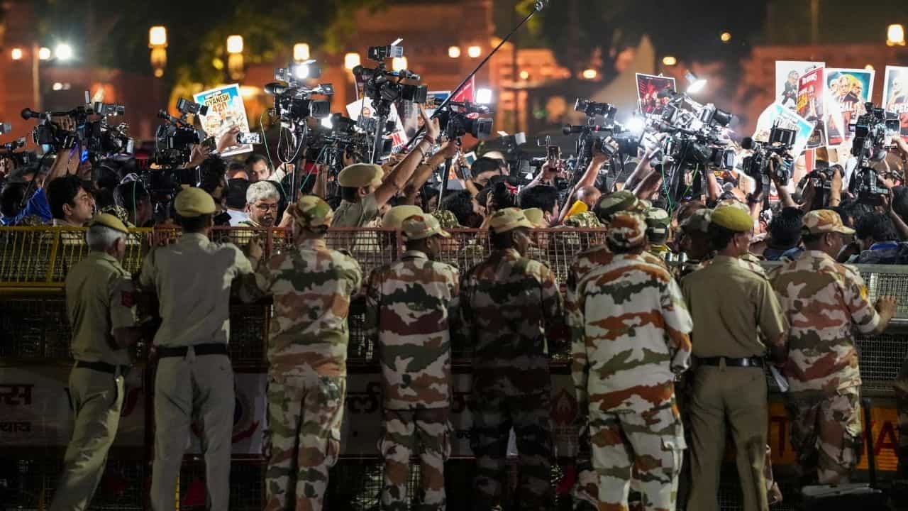 ಸಿಜೆಪಿ ಪ್ರತಿಭಟನೆ ಹಿನ್ನೆಲೆ ದೆಹಲಿಯಲ್ಲಿ ಬಿಗಿ ಭದ್ರತೆ: 45 ಮೆಟ್ರೋ ನಿಲ್ದಾಣ ಬಂದ್, 75 ರೈಲು ರದ್ದು; ಇಂಟರ್ನೆಟ್ಗೂ ನಿರ್ಬಂಧ ಸಿಜೆಪಿ ಪ್ರತಿಭಟನೆ ಹಿನ್ನೆಲೆ ದೆಹಲಿಯಲ್ಲಿ ಬಿಗಿ ಭದ್ರತೆ: 45 ಮೆಟ್ರೋ ನಿಲ್ದಾಣ ಬಂದ್, 75 ರೈಲು ರದ್ದು; ಇಂಟರ್ನೆಟ್ಗೂ ನಿರ್ಬಂಧ