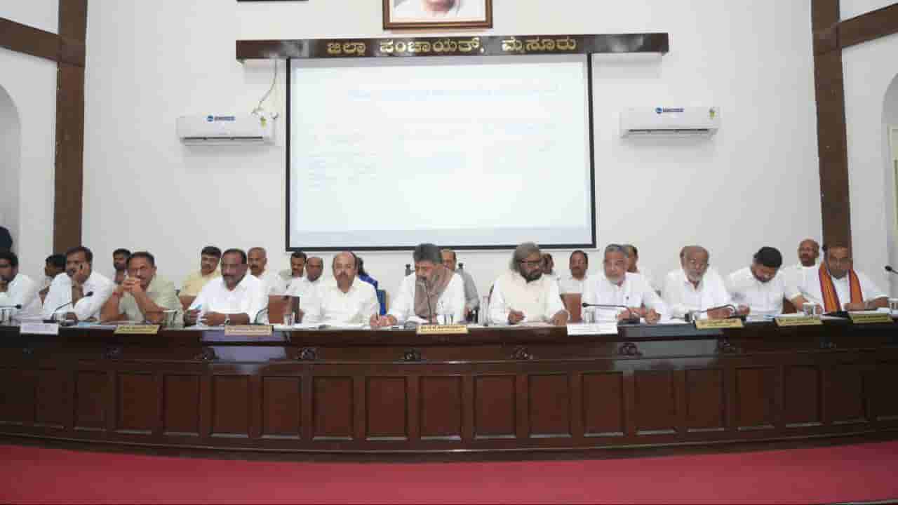 ಮೈಸೂರು ದಸರಾ: ಖಾಸಗಿ ಫ್ಲೆಕ್ಸ್ಗಳಿಗೆ ಅವಕಾಶವಿಲ್ಲ, ಹೋಟೆಲ್ನವರು ದರ ಹೆಚ್ಚಳ ಮಾಡುವಂತಿಲ್ಲ; ಸಿಎಂ ಸೂಚನೆ