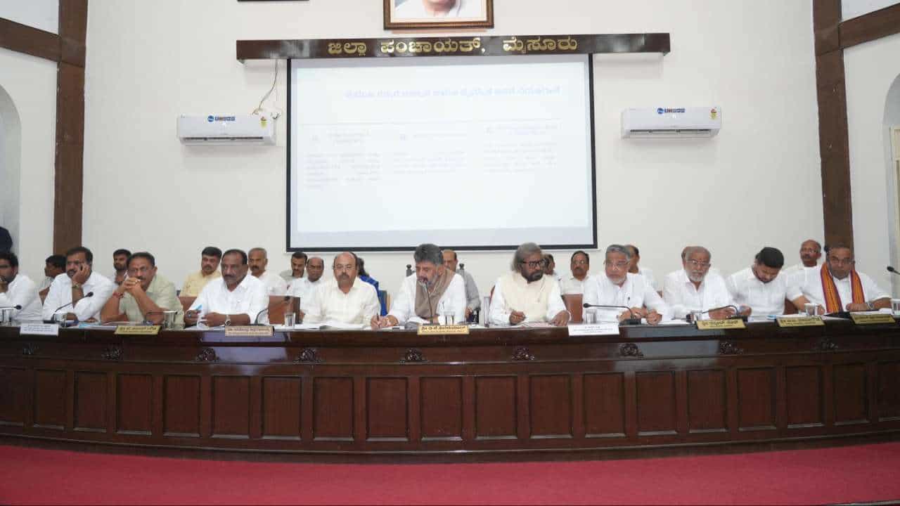 ಮೈಸೂರು ದಸರಾ: ಖಾಸಗಿ ಫ್ಲೆಕ್ಸ್ಗಳಿಗೆ ಅವಕಾಶವಿಲ್ಲ, ಹೋಟೆಲ್ನವರು ದರ ಹೆಚ್ಚಳ ಮಾಡುವಂತಿಲ್ಲ; ಸಿಎಂ ಸೂಚನೆ ಮೈಸೂರು ದಸರಾ: ಖಾಸಗಿ ಫ್ಲೆಕ್ಸ್ಗಳಿಗೆ ಅವಕಾಶವಿಲ್ಲ, ಹೋಟೆಲ್ನವರು ದರ ಹೆಚ್ಚಳ ಮಾಡುವಂತಿಲ್ಲ; ಸಿಎಂ ಸೂಚನೆ