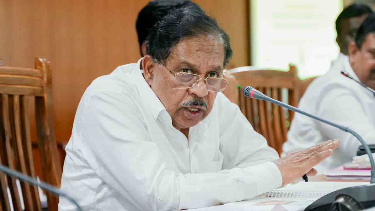 ಕೆಲವರು ಟ್ರೆಡಿಷನಲ್ಗಾಗಿ ಗುಳೆ ಹೋಗ್ತಾರೆ, ಅವರನ್ನ ತಡೆಯಲು ಆಗಲ್ಲ ಎಂದ ಡಿಸಿಎಂ ಪರಮೇಶ್ವರ್ ಕೆಲವರು ಟ್ರೆಡಿಷನಲ್ಗಾಗಿ ಗುಳೆ ಹೋಗ್ತಾರೆ, ಅವರನ್ನ ತಡೆಯಲು ಆಗಲ್ಲ ಎಂದ ಡಿಸಿಎಂ ಪರಮೇಶ್ವರ್
