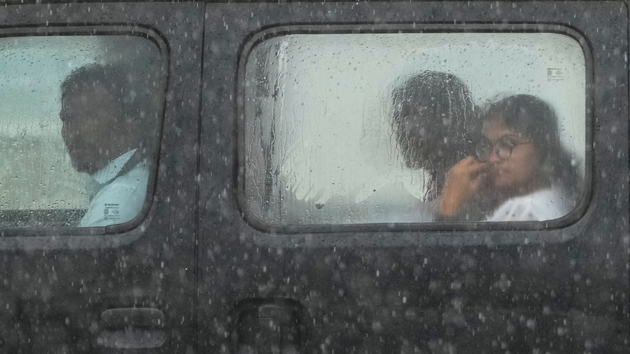 Bengaluru Weather update: ಬೆಂಗಳೂರಿನ ಕೆ.ಆರ್ ಮಾರ್ಕೆಟ್, ಗಿರಿನಗರ ಸೇರಿ ಹಲವೆಡೆ ಬೆಳ್ಳಂಬೆಳಗ್ಗೆ ವರುಣನ ಆರ್ಭಟ! Bengaluru Weather update: ಬೆಂಗಳೂರಿನ ಕೆ.ಆರ್ ಮಾರ್ಕೆಟ್, ಗಿರಿನಗರ ಸೇರಿ ಹಲವೆಡೆ ಬೆಳ್ಳಂಬೆಳಗ್ಗೆ ವರುಣನ ಆರ್ಭಟ!