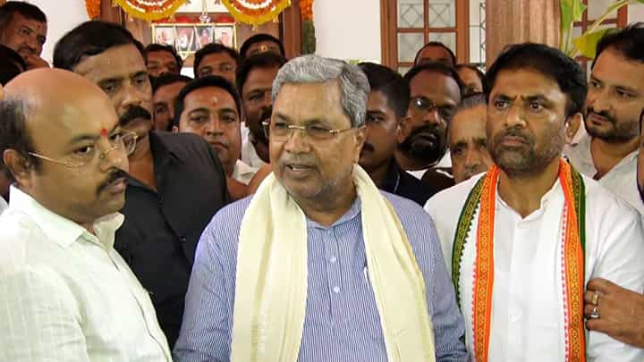 ನಿಮ್ಮ ಮಗನ ನೇತೃತ್ವದಲ್ಲಿ ನಡೆದ ದಸರಾ ಹೇಗಾಗಿತ್ತು ಸರ್? : ಯತೀಂದ್ರ ಮುಖ ನೋಡಿದ ಸಿದ್ಧರಾಮಯ್ಯ ನಿಮ್ಮ ಮಗನ ನೇತೃತ್ವದಲ್ಲಿ ನಡೆದ ದಸರಾ ಹೇಗಾಗಿತ್ತು ಸರ್? : ಯತೀಂದ್ರ ಮುಖ ನೋಡಿದ ಸಿದ್ಧರಾಮಯ್ಯ