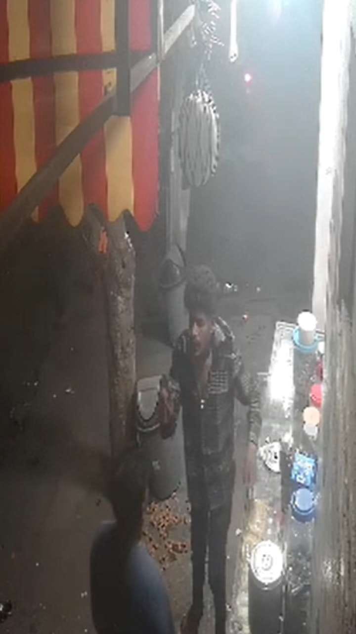ಪುಕ್ಸಟ್ಟೆ ಟೀ, ಕಾಫಿ ಕೊಡುವಂತೆ ಪುಂಡರಿಂದ ಗಲಾಟೆ