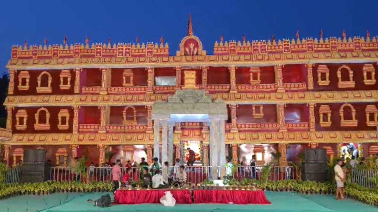 ಗೌರಿ ಗಣೇಶ ಹಬ್ಬ ಆರಂಭವಾಗಿ ಸುಮಾರು ಒಂದು ತಿಂಗಳು ಕಳೆಯುತ್ತಾ ಬಂದರೂ ನಗರದಲ್ಲಿ ಹಬ್ಬದ ಸಂಭ್ರಮ ಮಾತ್ರ ಕಡಿಮೆಯಾಗಿಲ್ಲ. ಬೆಂಗಳೂರಿನಲ್ಲಿ ಸಾವಿರಾರು ಗಣೇಶ ಮೂರ್ತಿಗಳ ಪ್ರತಿಷ್ಠಾಪನೆ ಮತ್ತು ವಿಸರ್ಜನೆಗಳು ಪೂರ್ಣಗೊಂಡಿದ್ದರೂ, ರಾಮಮೂರ್ತಿನಗರ ಸಮೀಪದ ಕಲ್ಕೆರೆಯಲ್ಲಿ ಪ್ರತಿಷ್ಠಾಪಿಸಲಾಗಿರುವ ಗಣೇಶ ಮೂರ್ತಿ ಇದೀಗ ಎಲ್ಲರ ವಿಶೇಷ ಆಕರ್ಷಣೆಯ ಕೇಂದ್ರಬಿಂದುವಾಗಿದೆ.