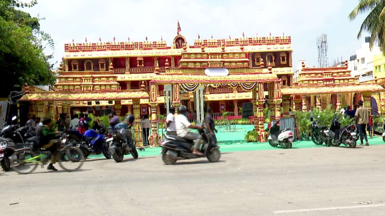 16 ಲಕ್ಷ ರೂ ವೆಚ್ಚದಲ್ಲಿ 3 ತಿಂಗಳ ಪರಿಶ್ರಮದಿಂದ ಈ ಮಂಟಪ ನಿರ್ಮಿಸಲಾಗಿದ್ದು, ಕೆಂಪು ಮತ್ತು ಚಿನ್ನದ ಬಣ್ಣದ ಕಂಬಗಳು, ಗೋಪುರ ಹಾಗೂ ಧ್ವಜಗಳನ್ನು ಅಳವಡಿಸಲಾಗಿದೆ. ಮಂತ್ರಾಲಯದ ಮಠವನ್ನು ಹೋಲುವಂತೆ ಮಂಟಪದ ವಿನ್ಯಾಸ ರೂಪಿಸಲಾಗಿದೆ.