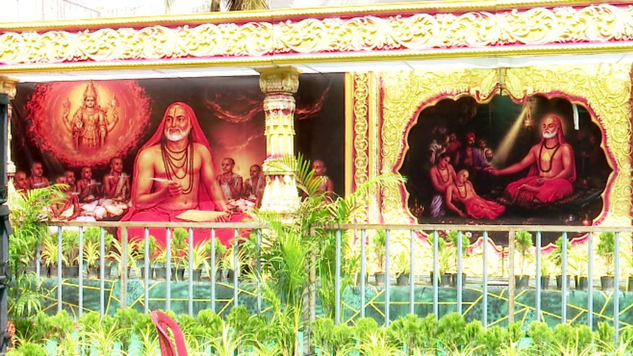 ಕಳೆದ ಹತ್ತು ವರ್ಷಗಳಿಂದ ವಿಭಿನ್ನ ಪರಿಕಲ್ಪನೆಗಳಲ್ಲಿ ಗಣಪತಿ ಪ್ರತಿಷ್ಠಾಪನೆ ಮಾಡುತ್ತಿರುವ ಅಥರ್ವ ಯುವ ಸೇನೆ, ಈ ಬಾರಿ ಭಕ್ತರಿಗೆ ವಿಶೇಷ ಅನುಭವ ನೀಡುವ ಉದ್ದೇಶದಿಂದ ಮಂತ್ರಾಲಯದ ಮಾದರಿಯಲ್ಲಿ ಮಂಟಪ ನಿರ್ಮಿಸಲಾಗಿದೆ ಎಂದು ಆಯೋಜಕರು ತಿಳಿಸಿದ್ದಾರೆ. ಮಂಟಪದ ಗೋಡೆಗಳ ಮೇಲೆ ಶ್ರೀ ರಾಘವೇಂದ್ರ ಸ್ವಾಮಿಗಳ ಚರಿತ್ರೆ, ಮಹಿಮೆ ಬಿಂಬಿಸುವ ಚಿತ್ರಪಟಗಳನ್ನು ಅಳವಡಿಸಲಾಗಿದೆ.