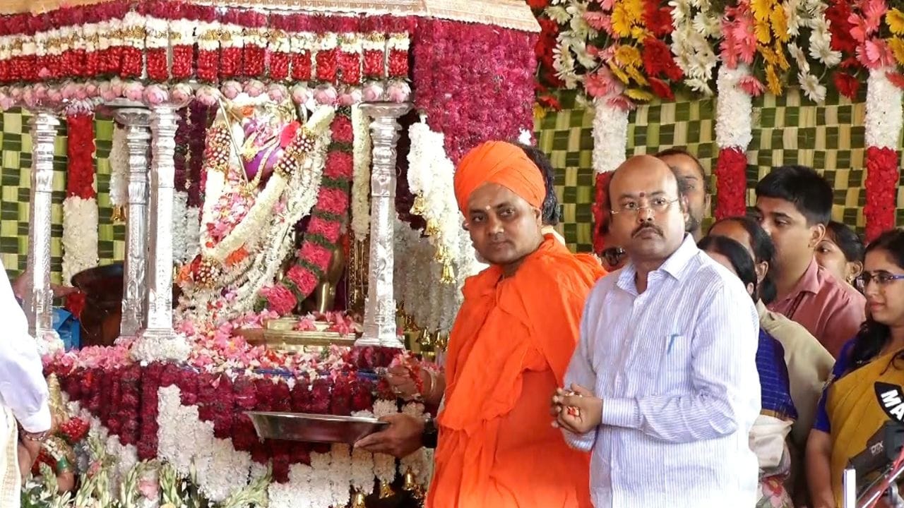 ಮೈಸೂರು ದಸರಾ ಮಹೋತ್ಸವಕ್ಕೆ ಚಾಲನೆ ನೀಡಿದ ಅಭಿನವ ಗವಿಸಿದ್ದೇಶ್ವರ ಸ್ವಾಮೀಜಿ