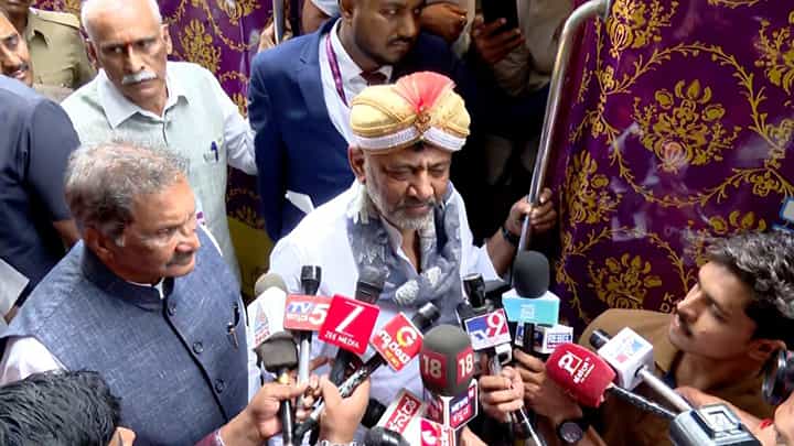 ಐಷಾರಾಮಿ ಪ್ರವಾಸಿ ರೈಲಿನಲ್ಲಿ ಪ್ರಯಾಣಿಸಿ ಖುಷಿ ಹಂಚಿಕೊಂಡ ಸಿಎಂ ಡಿಕೆಶಿ ! ಐಷಾರಾಮಿ ಪ್ರವಾಸಿ ರೈಲಿನಲ್ಲಿ ಪ್ರಯಾಣಿಸಿ ಖುಷಿ ಹಂಚಿಕೊಂಡ ಸಿಎಂ ಡಿಕೆಶಿ !