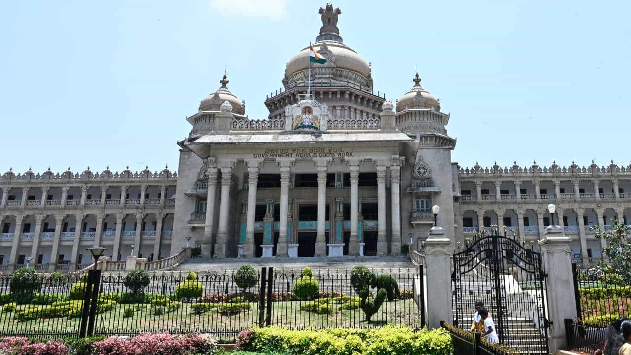 ಕಡತ ವಿಲೇವಾರಿ ತ್ವರಿತಗೊಳಿಸಲು ಸರ್ಕಾರ ದಿಟ್ಟ ಹೆಜ್ಜೆ: ಡಿಪಿಎಆರ್ ಸುತ್ತೋಲೆಯ ವಿವರ ಹೀಗಿದೆ ಕಡತ ವಿಲೇವಾರಿ ತ್ವರಿತಗೊಳಿಸಲು ಸರ್ಕಾರ ದಿಟ್ಟ ಹೆಜ್ಜೆ: ಡಿಪಿಎಆರ್ ಸುತ್ತೋಲೆಯ ವಿವರ ಹೀಗಿದೆ