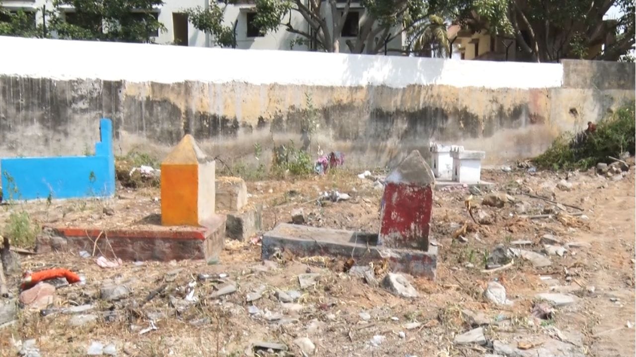 ಸ್ಮಶಾನದಲ್ಲಿ ಹೂಳಲಾದ ಮೃತದೇಹಗಳ ಮಾರಾಟ ದಂಧೆ ಕೇಸ್: ಮತ್ತಷ್ಟು ಸ್ಫೋಟಕ ವಿಚಾರಗಳು ಬಯಲು ಸ್ಮಶಾನದಲ್ಲಿ ಹೂಳಲಾದ ಮೃತದೇಹಗಳ ಮಾರಾಟ ದಂಧೆ ಕೇಸ್: ಮತ್ತಷ್ಟು ಸ್ಫೋಟಕ ವಿಚಾರಗಳು ಬಯಲು