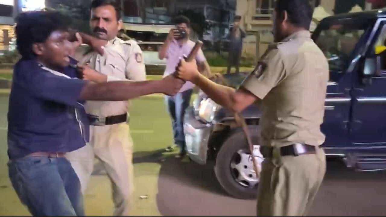 ಕುಡಿದ ಮತ್ತಿನಲ್ಲಿ ಗಲಾಟೆ: ಜಗಳ ಬಿಡಿಸಲು ಹೋದ ಪೊಲೀಸರ ಮೇಲೆಯೇ ಪುಂಡರಿಂದ ಹಲ್ಲೆ