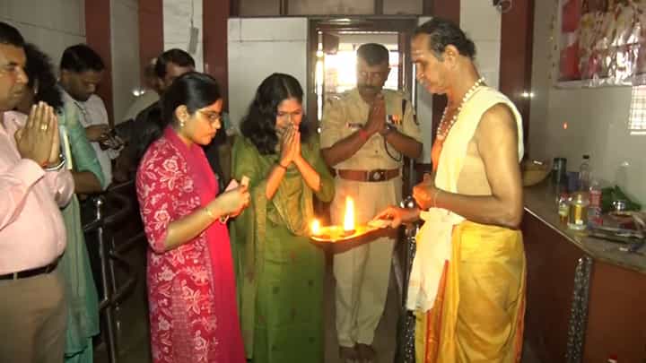 ಭಿನ್ನಾಭಿಪ್ರಾಯ ಮರೆತು ಒಂದಾದ ಹಾಸನ ಡಿಸಿ, ಎಸ್ಪಿ; ಹಾಸನಾಂಬೆ ಸನ್ನಿಧಿಯಲ್ಲಿ ಸೌಹಾರ್ದದ ಸಂದೇಶ ಭಿನ್ನಾಭಿಪ್ರಾಯ ಮರೆತು ಒಂದಾದ ಹಾಸನ ಡಿಸಿ, ಎಸ್ಪಿ; ಹಾಸನಾಂಬೆ ಸನ್ನಿಧಿಯಲ್ಲಿ ಸೌಹಾರ್ದದ ಸಂದೇಶ