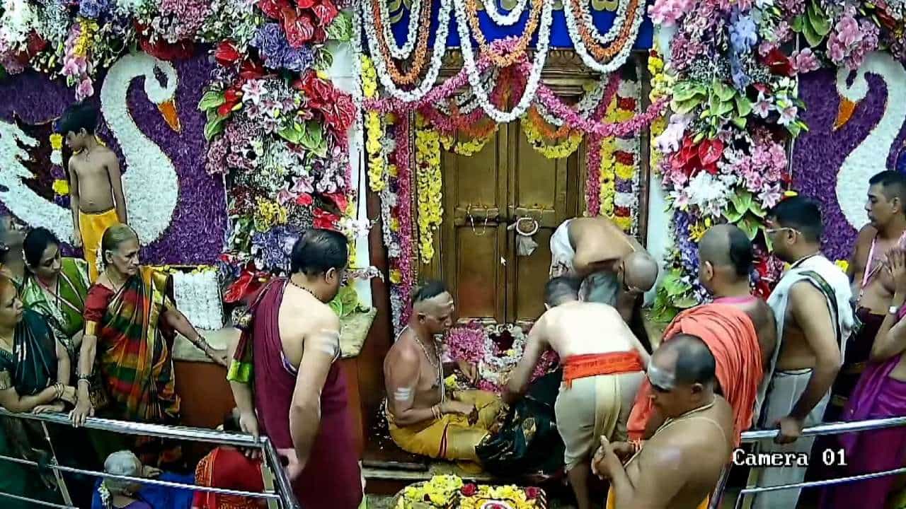 ವರ್ಷಕ್ಕೊಮ್ಮೆ ಮಾತ್ರ ದರ್ಶನ ಭಾಗ್ಯ ಕರುಣಿಸುವ ಹಾಸನಾಂಬೆ ದರ್ಶನೋತ್ಸವ ಇಂದಿನಿಂದ ಆರಂಭಗೊಂಡಿದೆ.
ಮಧ್ಯಾಹ್ನ 12 ಗಂಟೆ 28 ನಿಮಿಷಕ್ಕೆ ಮಂತ್ರಘೋಷಗಳೊಂದಿಗೆ ಮಂಗಳ ವಾದ್ಯಗಳ ಸಮ್ಮುಖದಲ್ಲಿ ಪೂಜೆ ಸಲ್ಲಿಸಿ ತೆನೆ ಇರುವ ಬಾಳೆ ಕಡಿಯುವ ಮೂಲಕ ಗರ್ಭಗುಡಿ ಬಾಗಿಲು ತೆರೆಯಲಾಯಿತು. ನೆರೆದಿದ್ದ ಗಣ್ಯರು, ಸಹಸ್ರ ಭಕ್ತರು ದೇವಿಯ ವಿಶ್ವರೂಪ ದರ್ಶನ ಪಡೆದು ಪುನೀತರಾದರು.