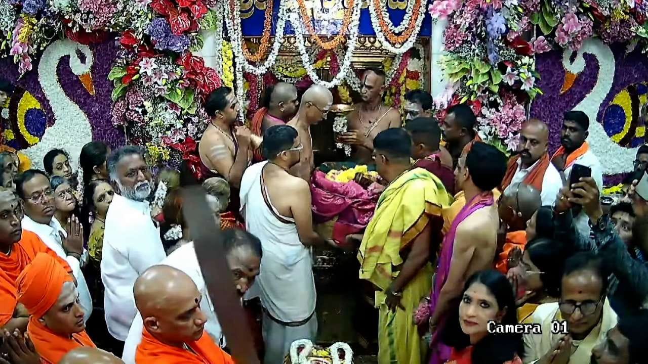 ಆದಿಚುಂಚನಗಿರಿಯ ನಿರ್ಮಲಾನಂದನಾಥ ಸ್ವಾಮೀಜಿ ಹಾಗೂ ತುಮಕೂರು ಸಿದ್ಧಗಂಗಾ ಮಠದ ಶಿವ ಸಿದ್ದೇಶ್ವರ ಶ್ರೀಗಳು ಸೇರಿ ಹಲವು ಸ್ವಾಮಿಜಿಗಳ ದಿವ್ಯಸಾನ್ನಿಧ್ಯದಲ್ಲಿ ಉಸ್ತುವಾರಿ ಸಚಿವ ಕೆಎಂ ಶಿವಲಿಂಗೇಗೌಡ, ಮುಜರಾಯಿ ಸಚಿವ ಬಸವಂತಪ್ಪ ಸೇರಿ ಶಾಸಕರು, ಸಂಸದರ ಸಮ್ಮುಖದಲ್ಲಿ ಶಕ್ತಿದೇವತೆ ಹಾಸನಾಂಬೆ ದರ್ಶನಕ್ಕೆ ಚಾಲನೆ ನೀಡಲಾಗಿದೆ.