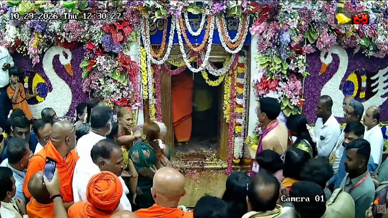ಬಾಗಿಲು ತೆರೆಯುವ ವೇಳೆ ಹಾಜರಿದ್ದ ಜಿಲ್ಲಾ ಉಸ್ತುವಾರಿ ಸಚಿವ ಶಿವಲಿಂಗೇಗೌಡ ಮಾತನಾಡಿ, ‘ಹಾಸನಾಂಬೆ ಜಾತ್ರಾ ಮಹೋತ್ಸವ ಆರಂಭವಾಗಿದೆ. ಕಳೆದ ವರ್ಷದಂತೆ ಈ ವರ್ಷವೂ ಎಲ್ಲಾ ರೀತಿಯ ಪಾಸ್ಗಳನ್ನ ರದ್ದು ಮಾಡಲಾಗಿದ್ದು, ದೇವಿ ದರ್ಶನಕ್ಕಾಗಿ ದೂರದ ಊರುಗಳಿಂದ ಬರುವ ಸಾಮಾನ್ಯ ಭಕ್ತಗರಿಗೆ ಆದ್ಯತೆ ನೀಡಲಾಗಿದೆ. ಗಣ್ಯರಿಗೆ ನಿರ್ದಿಷ್ಟ ಸಮಯ ನಿಗದಿ ಮಾಡಲಾಗಿದ್ದು, ಆ ಸಮಯದಲ್ಲಿ ದರ್ಶನ ಮಾಡುವಂತೆ’ ಅವರು ಮನವಿ ಮಾಡಿದರು.