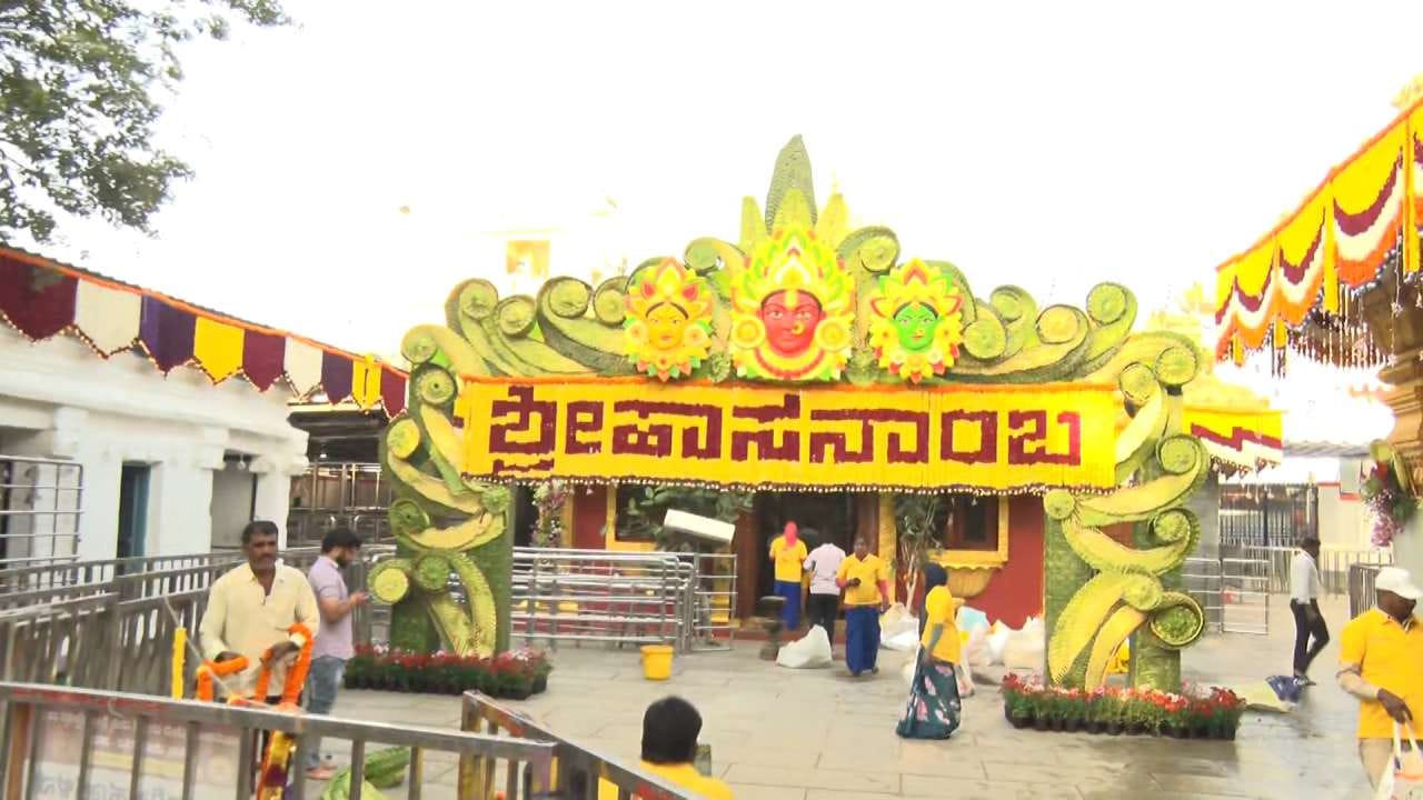 ಇಡೀ ದೇಗುಲದ ಆವರಣವನ್ನ ಬಣ್ಣಬಣ್ಣದ ಹೂಗಳಿಂದ ಅಲಂಕಾರ ಮಾಡಲಾಗಿದ್ದು, ಹಾಸನಾಂಬೆ ದೇಗುಲ ಕಂಗೊಳಿಸುತ್ತಿದೆ. ಸಪ್ತ ಮಾತೃಕೆಯರ ವಿಗ್ರಹಗಳು ಪ್ರಮುಖ ಆಕರ್ಷಣೆ. ಮಲೇಷ್ಯಾದಿಂದ ತೆಂಗಿನ ಗರಿಗಳಿಂದ ಮಾಡುವ ಜಾನೂರ್ ಆರ್ಟ್ನಿಂದ ನಿರ್ಮಾಣ ಮಾಡಿರುವ ಕಲಾಕೃತಿಗಳು ಕಣ್ಮನ ಸೆಳೆಯುತ್ತಿವೆ. ಈ ವರ್ಷ ಅದ್ಧೂರಿ ಅತ್ಯಾಧುನಿಕ, ಹೈಟೆಕ್ ವ್ಯವಸ್ಥೆಗಳನ್ನ ಜಿಲ್ಲಾಡಳಿತ ಮಾಡಿಕೊಂಡಿದೆ. ಎಲ್ಲೆಡೆ ಬ್ಯಾರಿಕೇಡ್ ವ್ಯವಸ್ಥೆ ಮತ್ತು ಪೊಲೀಸ್ ಭದ್ರತೆ ಕೈಗೊಳ್ಳಲಾಗಿದೆ.