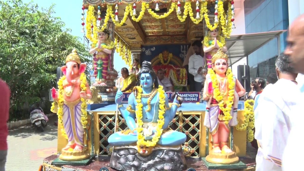 ಹಾಸನಾಂಬೆ ಚಿನ್ನಾಭರಣ ಖಜಾನೆಯಿಂದ ದೇಗುಲಕ್ಕೆ ಸ್ಥಳಾಂತರ; ಜಾತ್ರಾ ಮಹೋತ್ಸವದ ಧಾರ್ಮಿಕ ಕಾರ್ಯಗಳಿಗೆ ಚಾಲನೆ ಹಾಸನಾಂಬೆ ಚಿನ್ನಾಭರಣ ಖಜಾನೆಯಿಂದ ದೇಗುಲಕ್ಕೆ ಸ್ಥಳಾಂತರ; ಜಾತ್ರಾ ಮಹೋತ್ಸವದ ಧಾರ್ಮಿಕ ಕಾರ್ಯಗಳಿಗೆ ಚಾಲನೆ