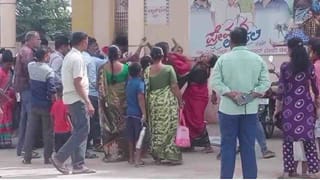 ‘ಪ್ರೇಮದ ಊರಲಿ’ ಕ್ರೇಜ್: ಟಿಕೆಟ್​​​ಗಾಗಿ ಪರಸ್ಪರ ಬಡಿದಾಡಿಕೊಂಡ ಮಹಿಳೆಯರು, ತಾಳಿ ಪೀಸ್ ಪೀಸ್